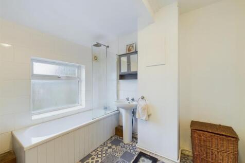 Spacious Bathroom