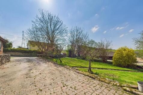 Driveway/Front Garden