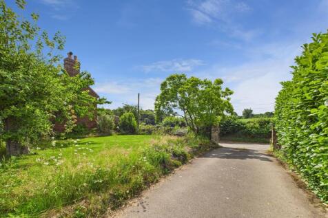 FRONT GARDEN / DRIVEWAY
