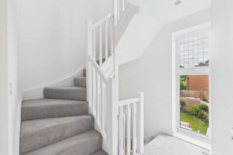 FIRST FLOOR LANDING
