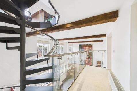 FIRST FLOOR LANDING