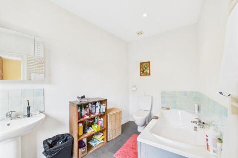 EN SUITE BATHROOM