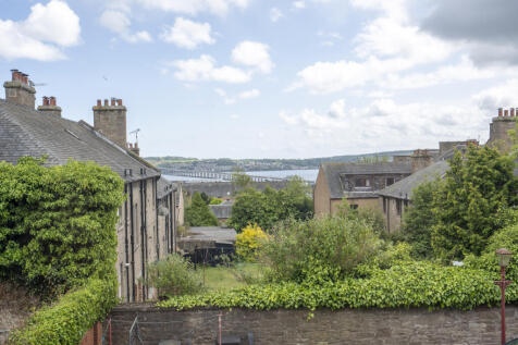21 (17) Forebank Road, Dundee