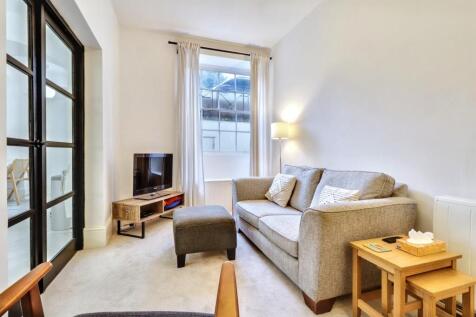 Living room e.JPG
