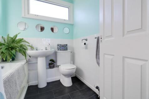 Bathroom (2).jpg