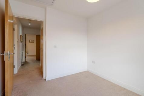 2-bed-flat-cheltenham-12.jpg