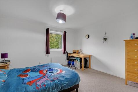 2-bed-flat-charlton-kings (11).jpg