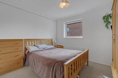 2-bed-flat-charlton-kings (13).jpg