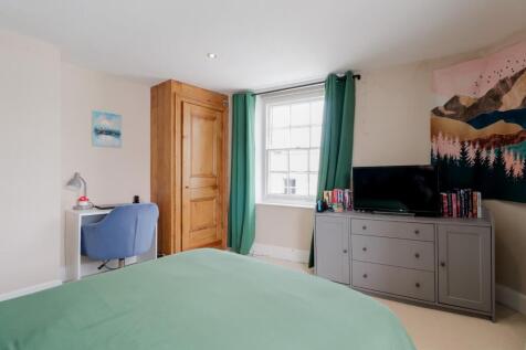 Bedroom 1b.jpg