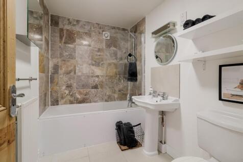 Bathroom a.jpg