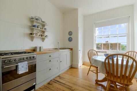 Kitchen a.jpg