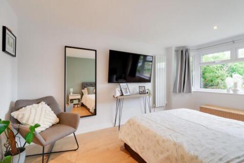 Bedroom One (2).jpg