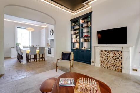 Living Room (5).jpg
