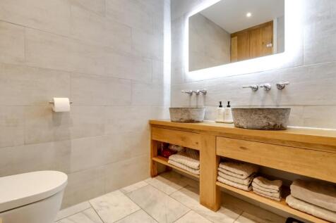 Bathroom (1).jpg