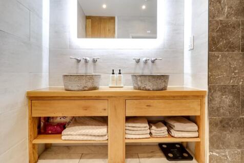 Bathroom (2).jpg