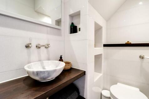 Downstairs Bathroom (5).jpg