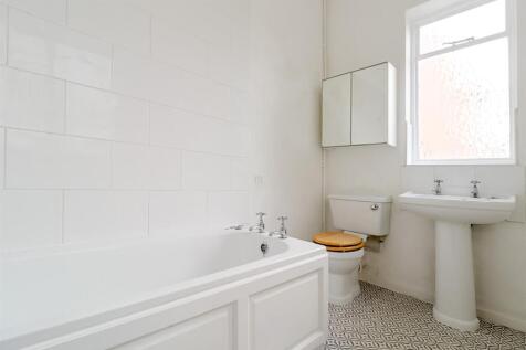Bathroom (2).jpg