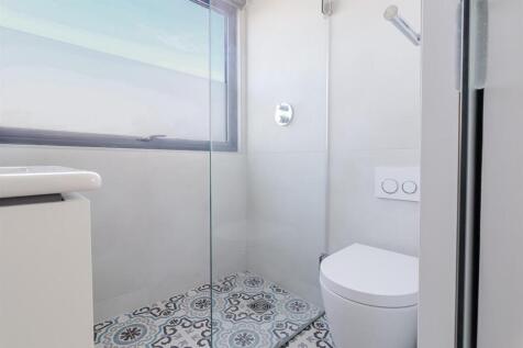 Bedroom 1 Ensuite (4).jpg