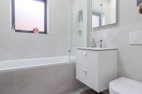 Bathroom (2).jpg