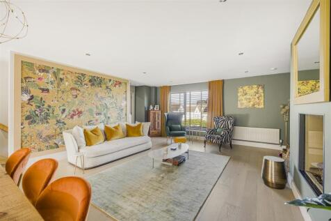 Living Room (2).JPG
