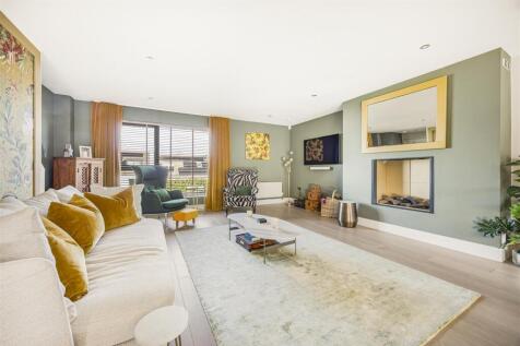 Living Room (3).JPG