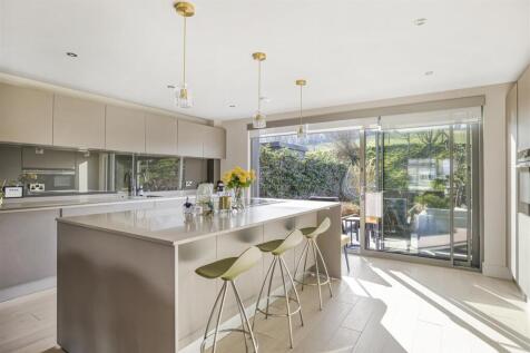 Kitchen (3).JPG