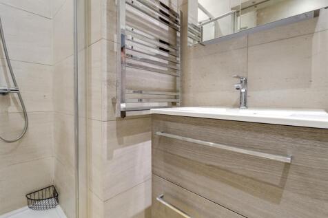 Bathroom (2).jpg