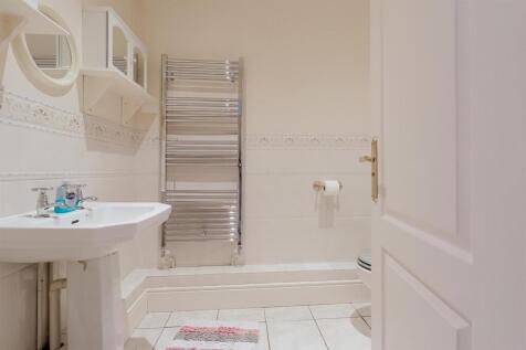2-bed-2-bath-central-cheltenham (25).jpg