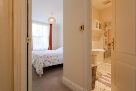 2-bed-2-bath-central-cheltenham (27).jpg