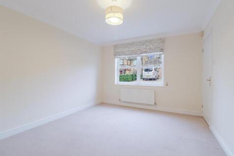 4-bed-house-redgrove-park (3).jpg
