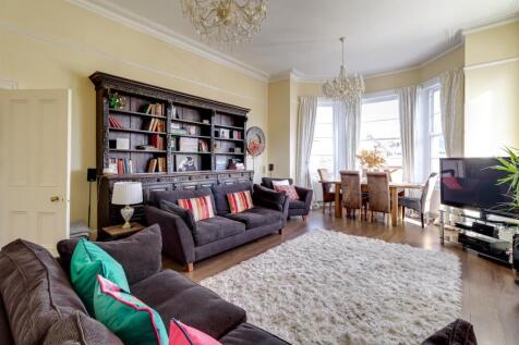 Living Room (3).jpg