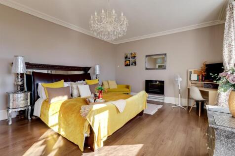 Bedroom One (2).jpg