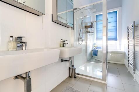Bathroom (2).jpg