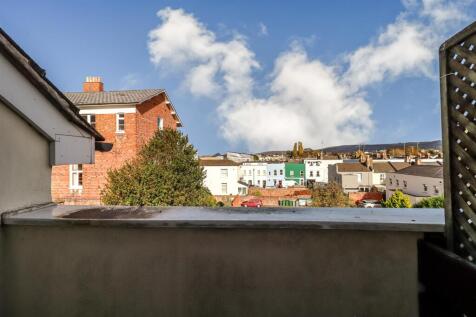 2-bed-flat-cheltenham (3).jpg