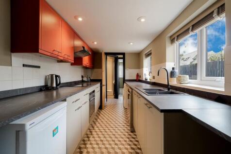 Kitchen a.jpg