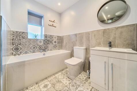 EN SUITE BATHROOM
