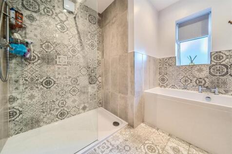 EN SUITE BATHROOM