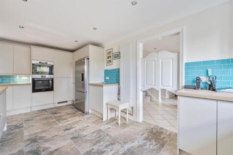 1371604-17-68f7acd125575-ARW .jpg