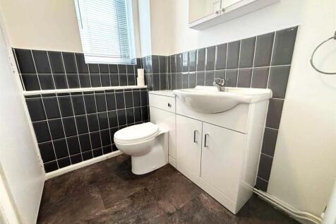 BATHROOM 1 NEW.jpg