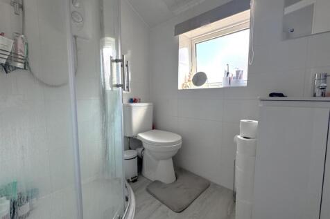 bathroom 3.jpg