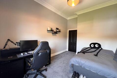 Bedroom Middle (2)
