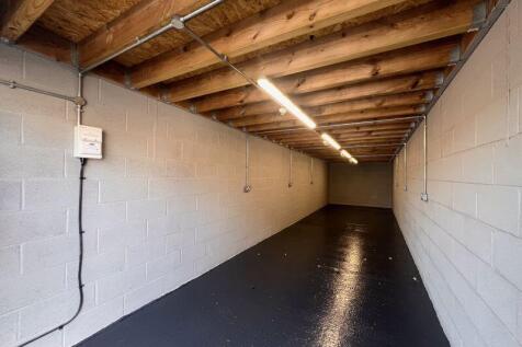 Garage 5 - Inside