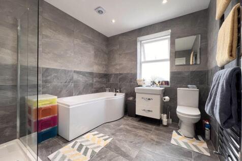 33 - Top Floor Bathroom