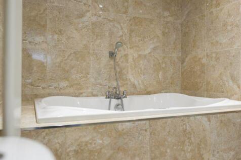 Bath en-suite 1
