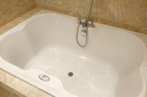 Bath en-suite 1