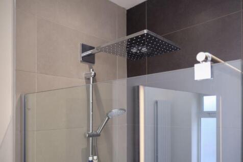 Shower ensuite 