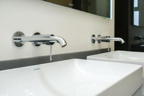Shower ensuite 