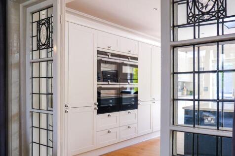 Kitchen oven