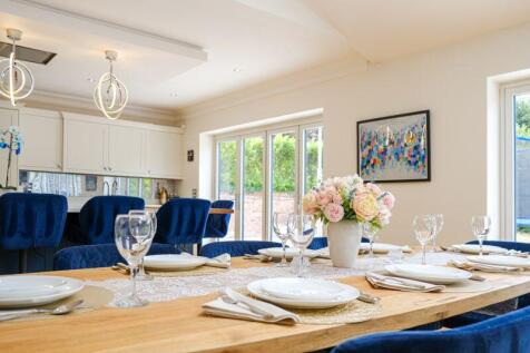 Open plan dining 