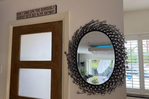 Mirror Lounge